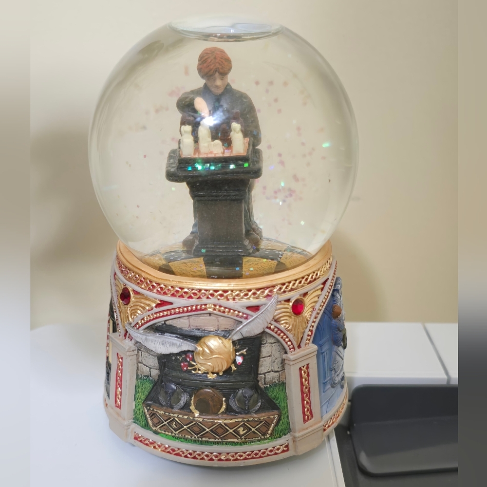 Harry Potter San Francisco Music Box Company Ron Weasley Wizard Chess Snow Globe